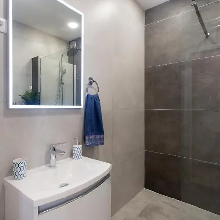 Luxury 3 Bedroom Penthouse - Terrace And View